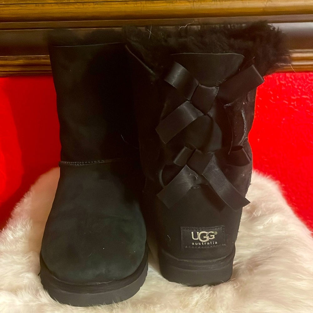 Excellent Condition UGG BAILEY II 2 BOWS Black Suede Sheepskin BOOTS 7!
